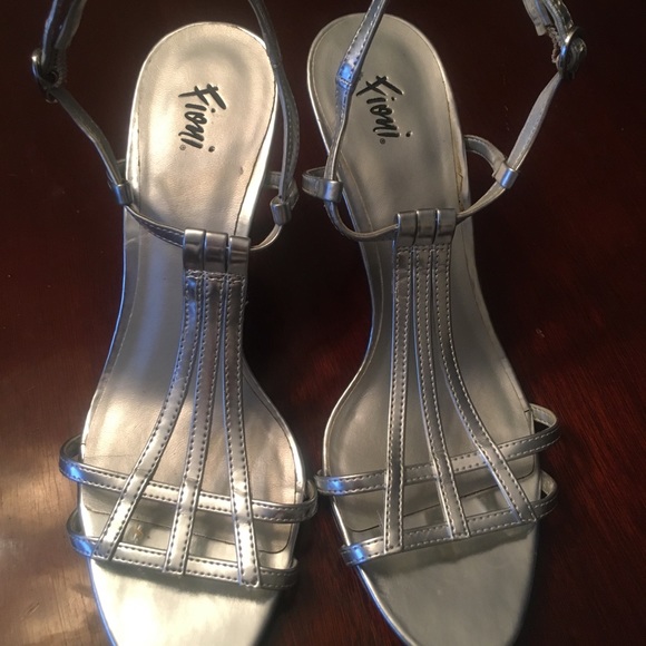 Stunning silver heels, get your holiday glam on! - Picture 5 of 6